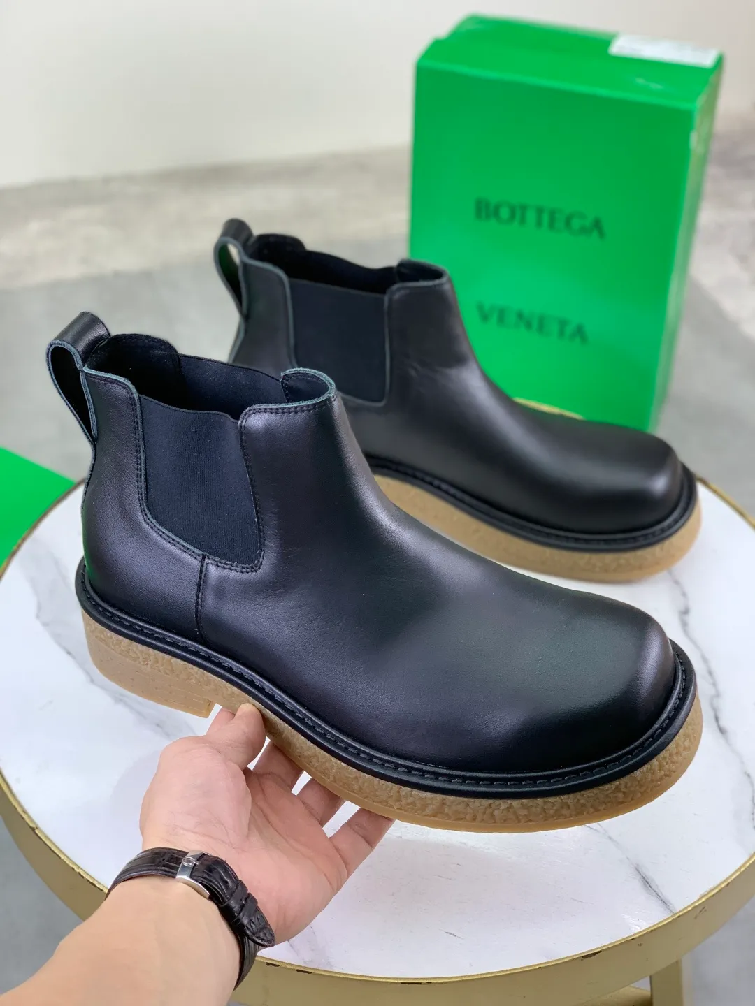 Men's men's shoes 💰P740 New model 💰 Top quality (beef tendon outsole series) 💎💎💎 BOTTEGA VENETA official website synchronizes the latest model, top version of the market's highest version of BV business leather shoes, accept material comparison, shoe type comparison, process comparison, practical and texture, versatile, suitable for any occasion, the more you look at it, the more flavorful it becomes. Pure hand-woven craftsmanship - upper material, imported original hand-woven calfskin - high-quality water-dyed sheepskin lining - original private model customized beef tendon outsole -Size: female 35-39 (34 40 customized) male 39-44 (38 45 customized) Comes with original BV green box, complete packaging.